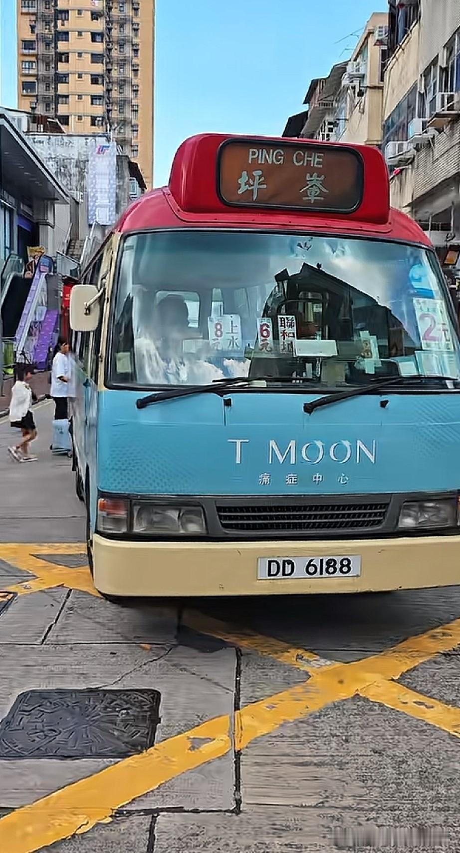 有网友在香港旅行时，发现这位在香港开小巴的阿婆年龄竟然已经有90岁了。想不到这个