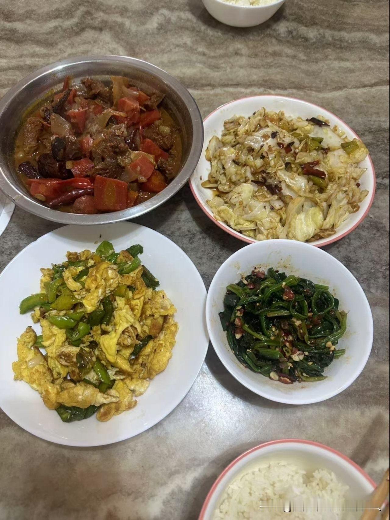 离婚后，我妈说要来跟我住，说怕我一个人孤单，连口热饭都吃不上。我妈每月有30