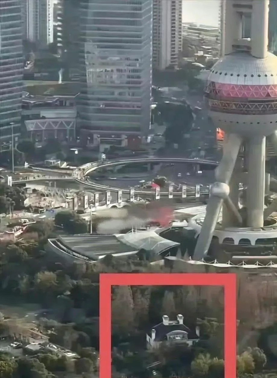 在上海这寸土寸金的地方，东方明珠底下居然还有一栋别墅，这是哪位大佬的？太有实力了
