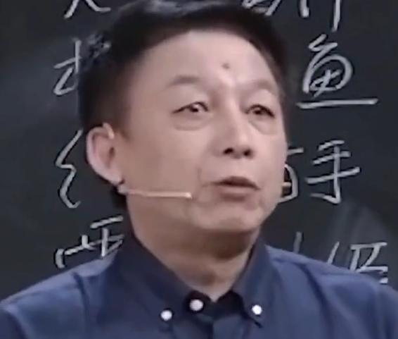 易中天整天讲西方人的契约精神，讲着讲着，把自己讲成了一个引人发笑的笑话。易中天