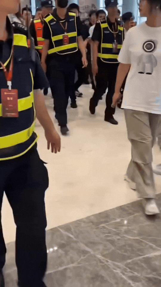 太像了，这机器人美女跟真的一模一样，走路的步伐非常灵活，笑容表情跟真人没有差距。
