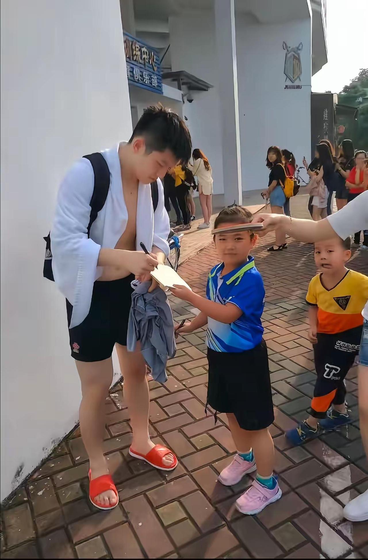 樊振东的这张暴露照，相信很少人看过！这张照片里樊振东的样子，看着像是刚训练完