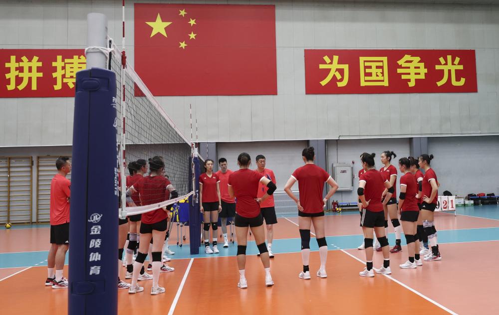 看了中国女排一堂公开训练课，发现现在的中国女排与黄金一代老女排有三个不同点和一个