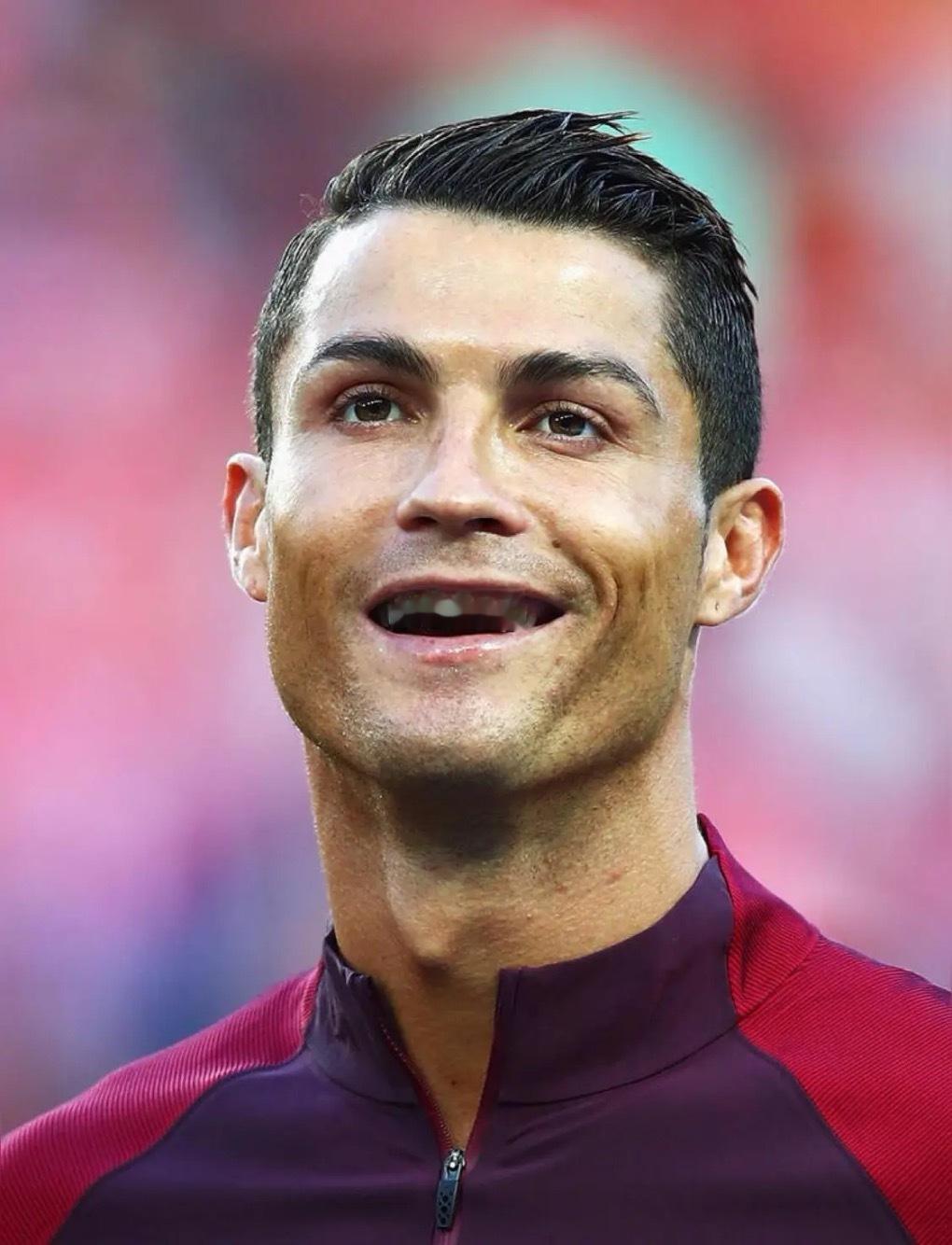 C罗是足球领域的一股清流，给所有喜欢他的，和喜欢足球的人以正能量。C罗就是足球史