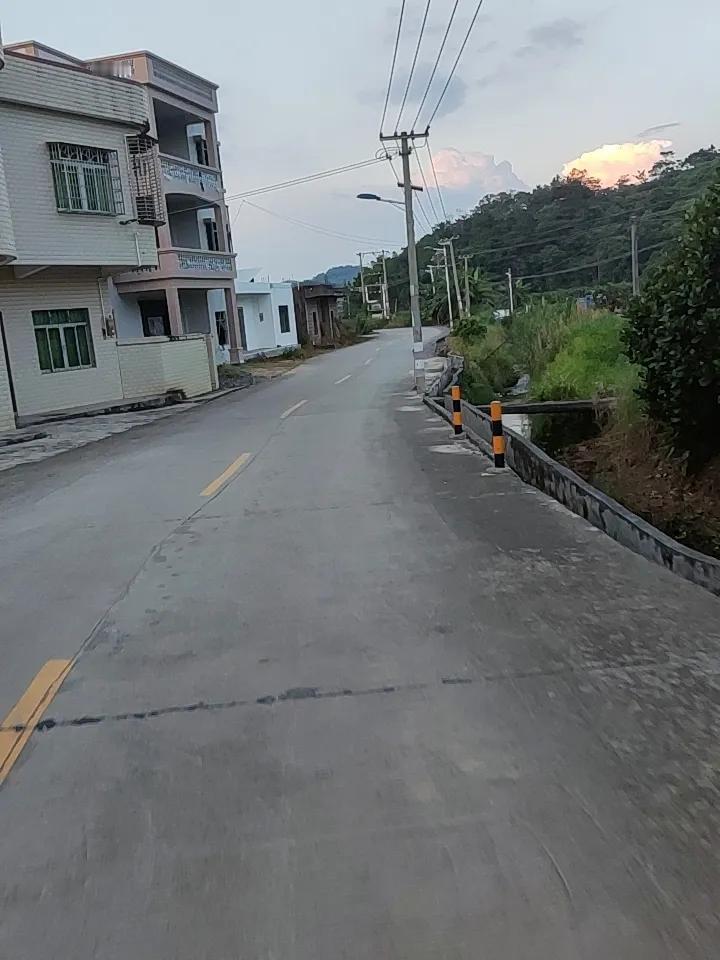 平凡人的一天看似波澜不惊，实则也充满了小插曲。就像有位朋友，早上在办公室就忙得晕