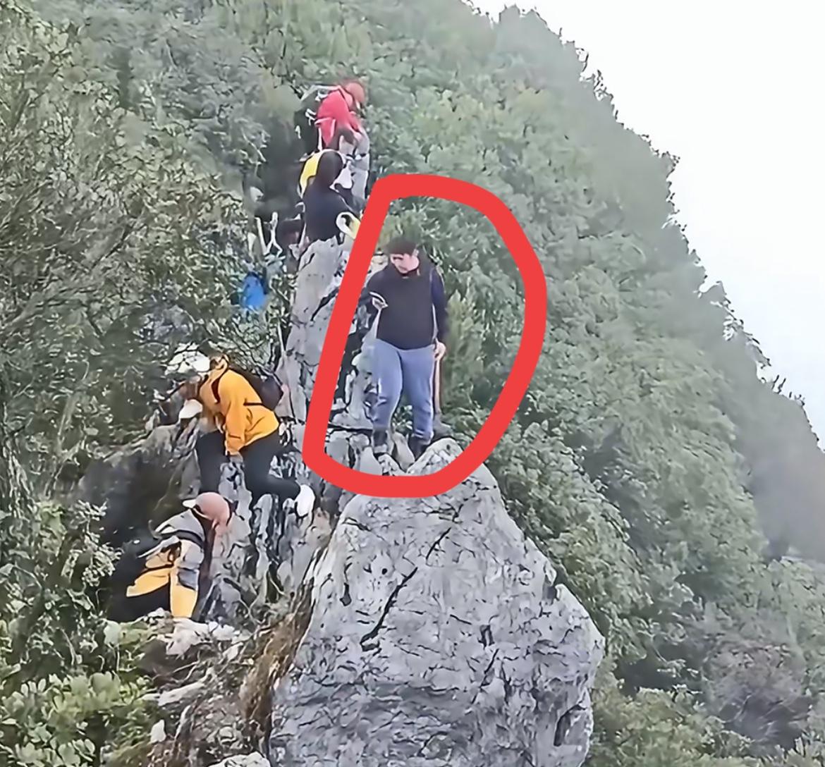 深圳排牙山，男子边玩手机边爬山，摔下40米高悬崖。一群人爬山，应该是户外群组织的