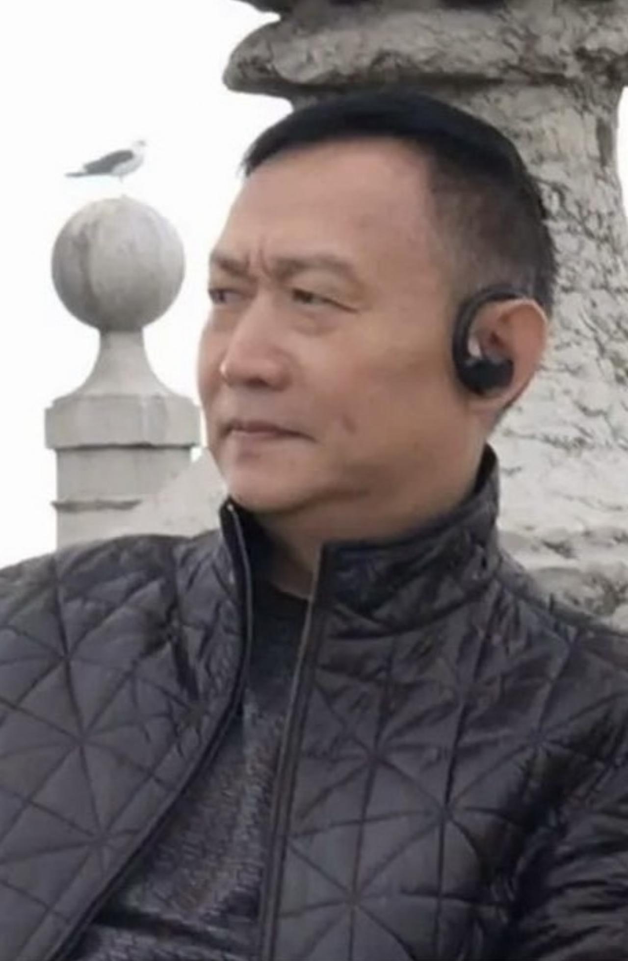 说真的，中国的老百姓“傻”吗？卢麒元先生说：“我们这一代人的责任，是完成新的