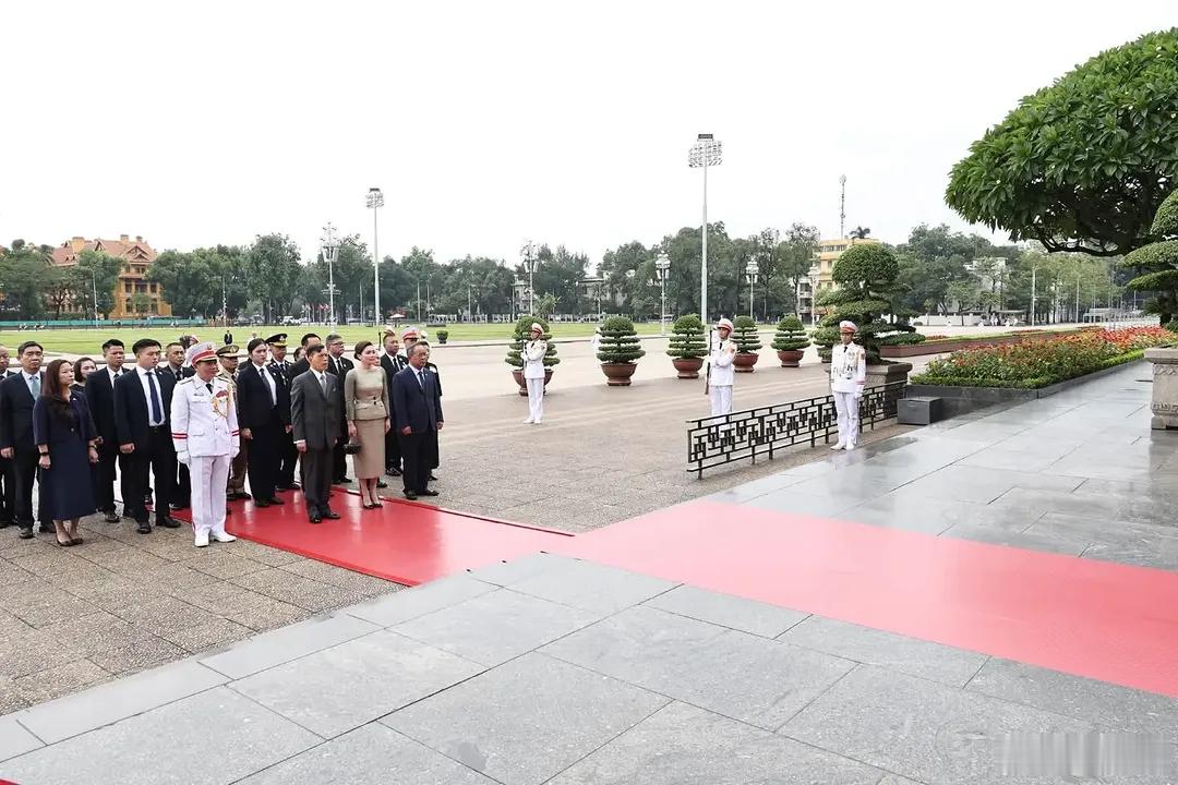 泰国王室🇹🇭9月16日，哇集拉隆功国王和苏提达王后在越南胡志明主席陵墓和英