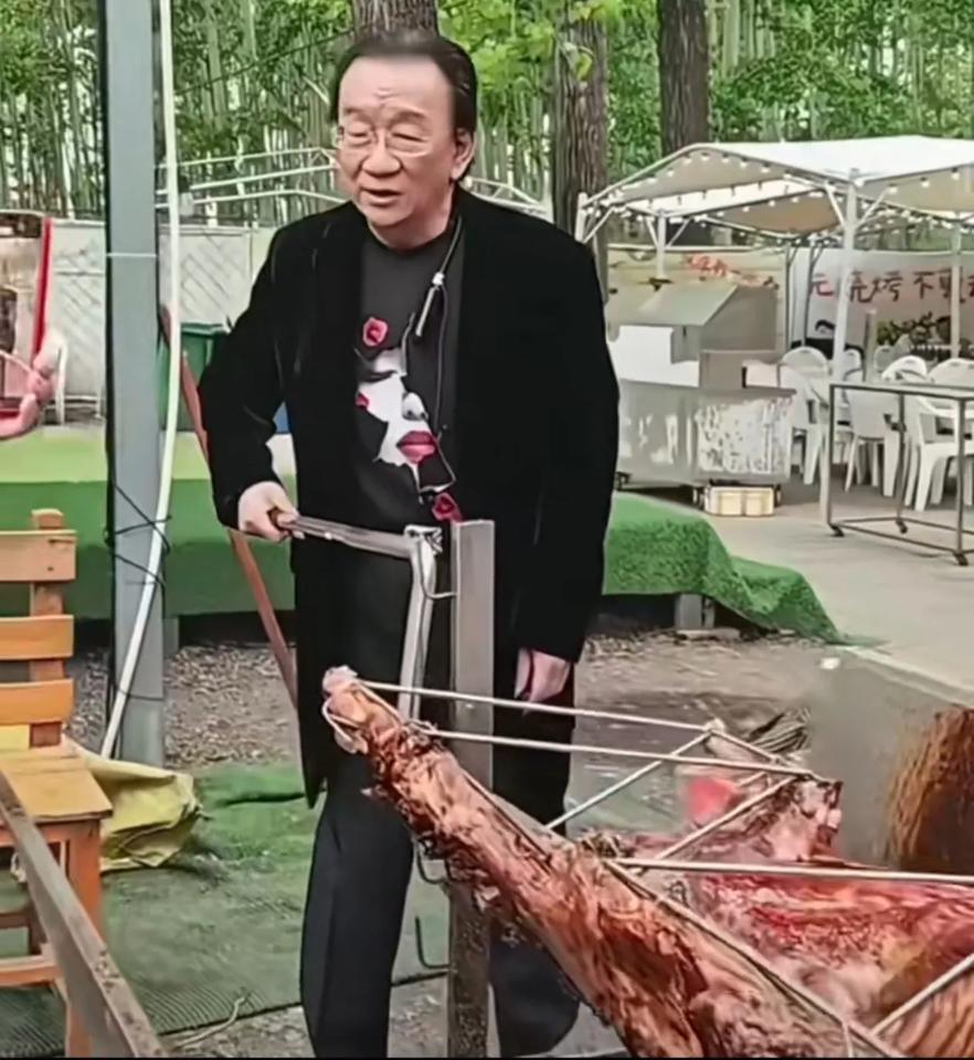 侯老师烤全羊，意有所指？