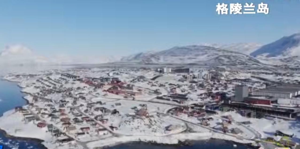 画面先展现格陵兰岛被冰雪裹覆的城镇风貌，彩色木屋错落于雪原，冰浮于碧蓝海面，尽显