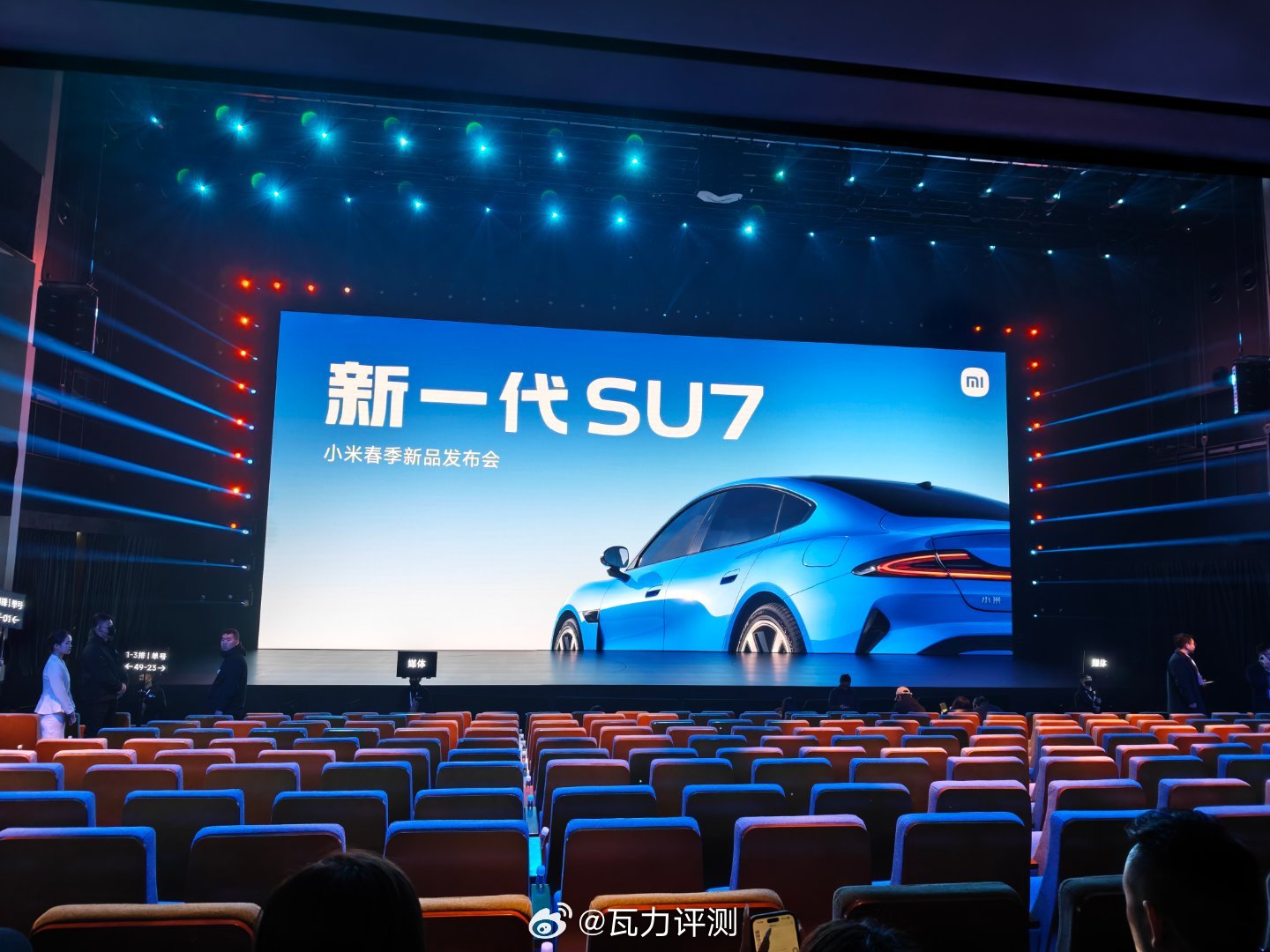 来了来了，这车近处看，漆面漂亮极了。比图好看太多。