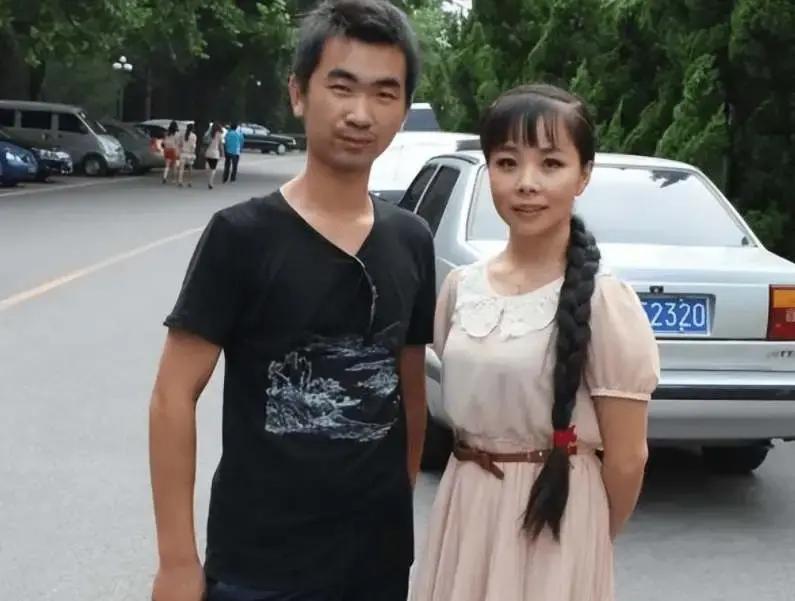 拒绝3亿合约，他带媳妇回村卖土豆镜头里，他蹲在地头扒土，指甲缝里全是泥。三