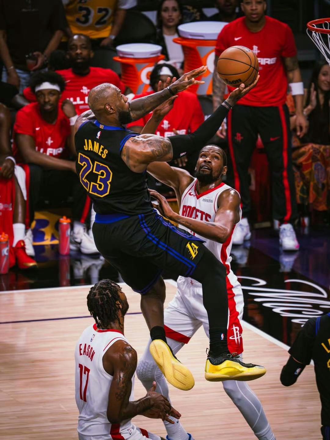 自从4月3日东契奇与里夫斯受伤以后，詹姆斯6场比赛场均球权占有率高达35.4%，