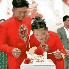 新娘拿着勺子刚要低头吃蛋糕，新郎脸上带着笑，突然使劲把她的头按进了蛋糕里。瞬间，