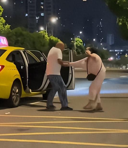 令人唏嘘。重庆一街头，老两口发生了争吵1小时后，本就心脏不好的大爷直接被气得倒地
