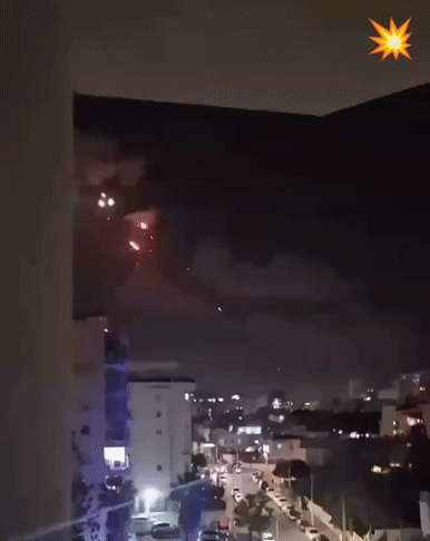 波斯“快递”昨晚又准时送达特拉维夫，左边集束弹散出美丽的烟火，右边另一枚导弹炸出