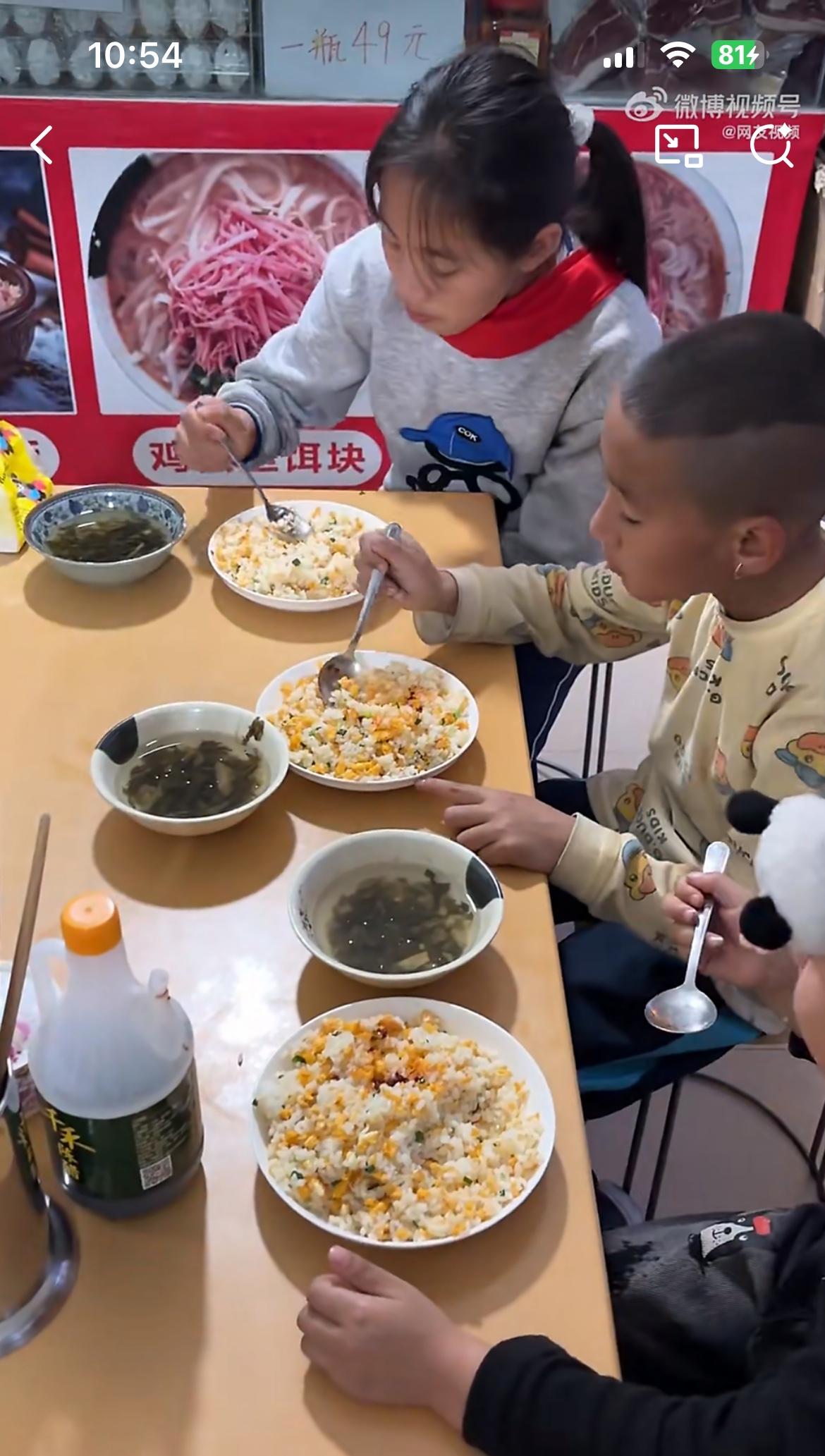 爷爷带着三个孙子在餐馆吃饭，自己却坐在旁边看着。四川凉山，一名就餐的女顾客问爷爷