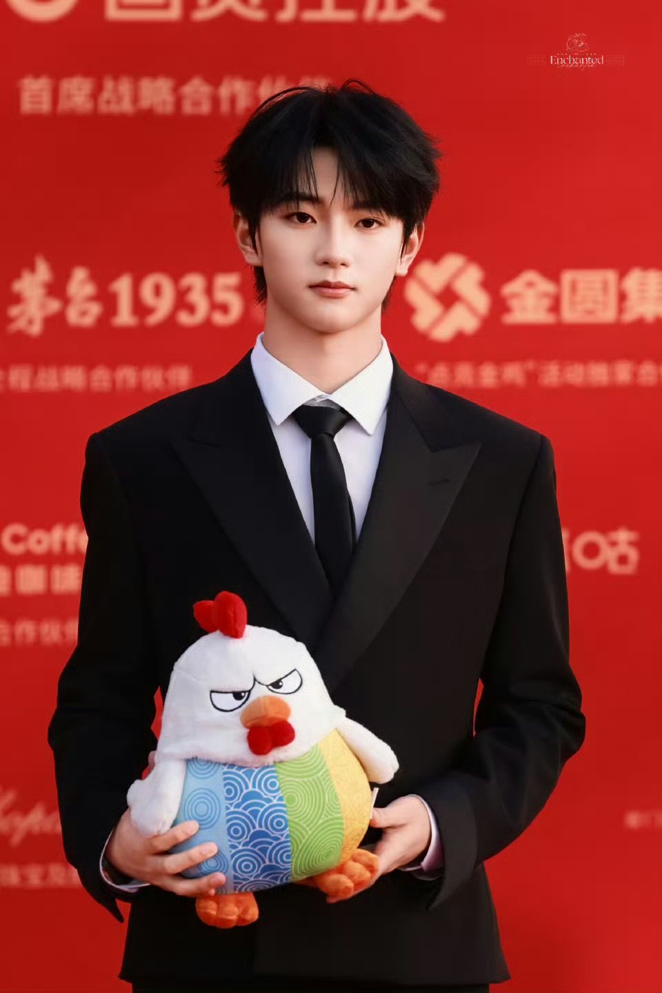 这身黑色丝绒西装简直是为他量身定制！生图里面料光泽度绝美，剪裁完美展现优越头身比