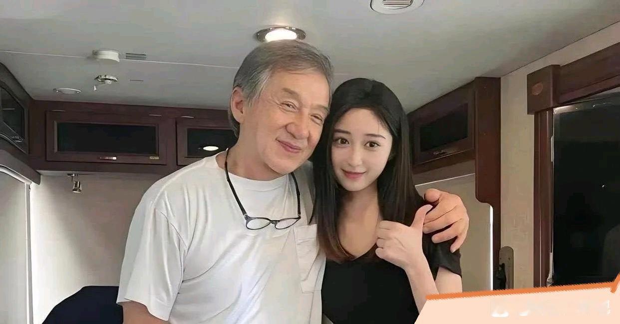 乖乖成龙这是吃了防腐剂吧72岁的年纪，和女演员合影，我的天，熟悉的大哥又回来了。