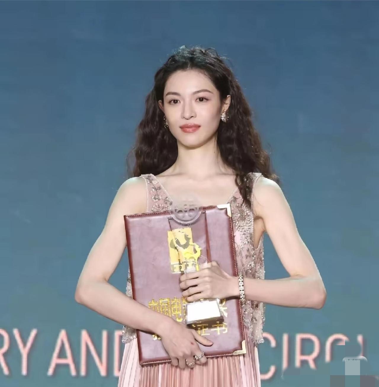 今晚的钟楚曦，印证了一句话，那就是：野心一定要与实力相匹配！因为VOG