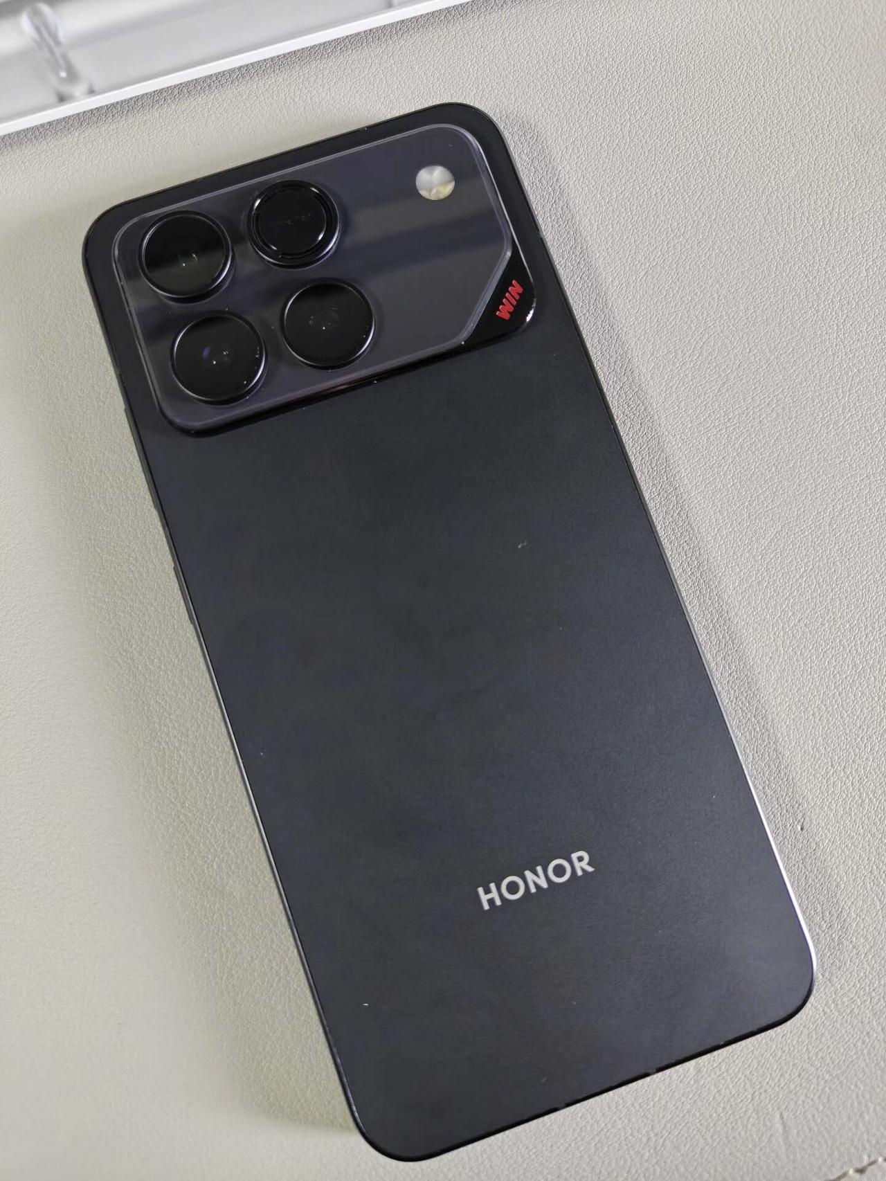 看来荣耀WIN系列是触动到什么人的神经了，最近看到一些帖子说散热风扇不玩游戏的时