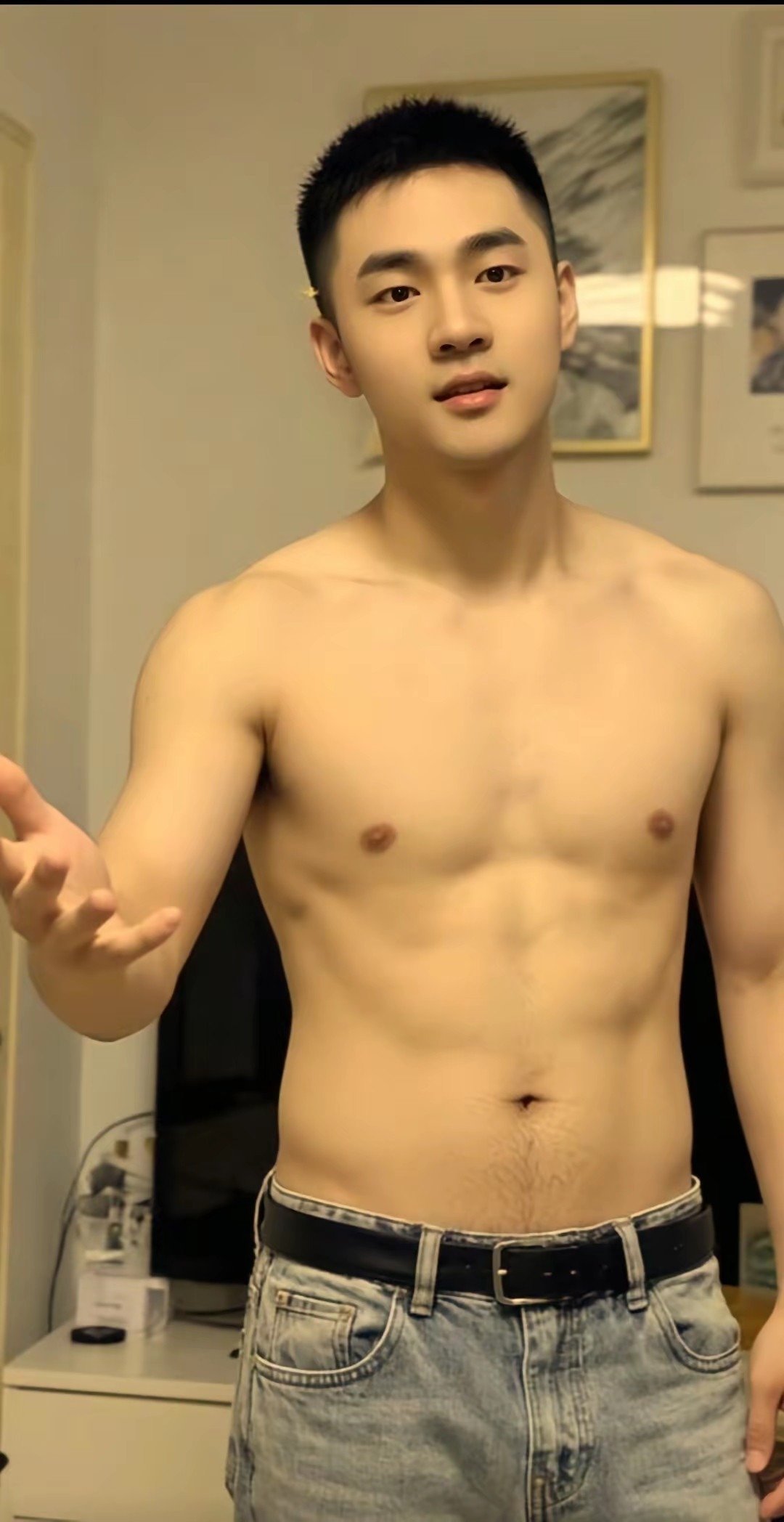 好身材真的太吸睛啦！就说穿瑜伽服的小姐姐们，那身材紧致无瑕，完美曲线尽...