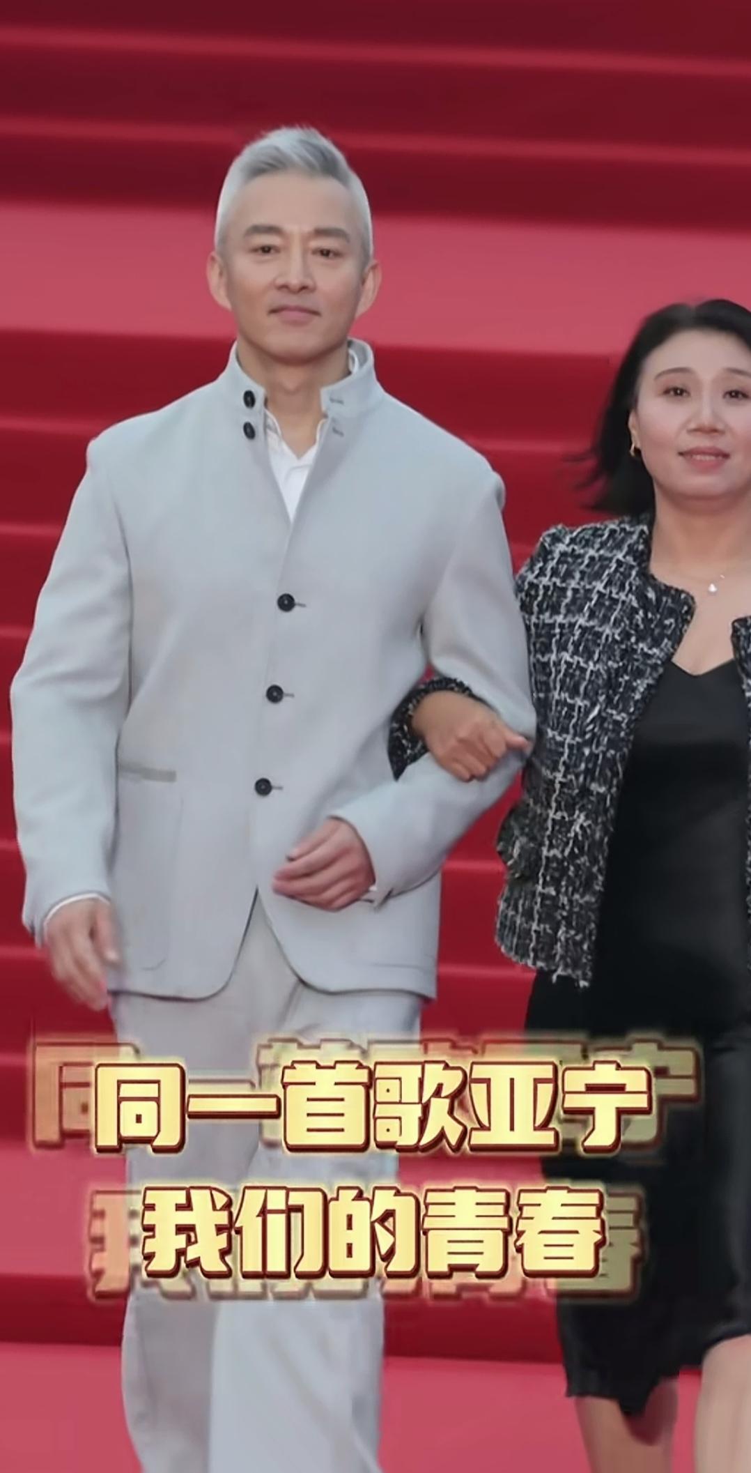 同一首歌的亚宁，当初是央视最帅的，虽然现在头发已白，但眼神依旧清澈，儒雅帅气，没