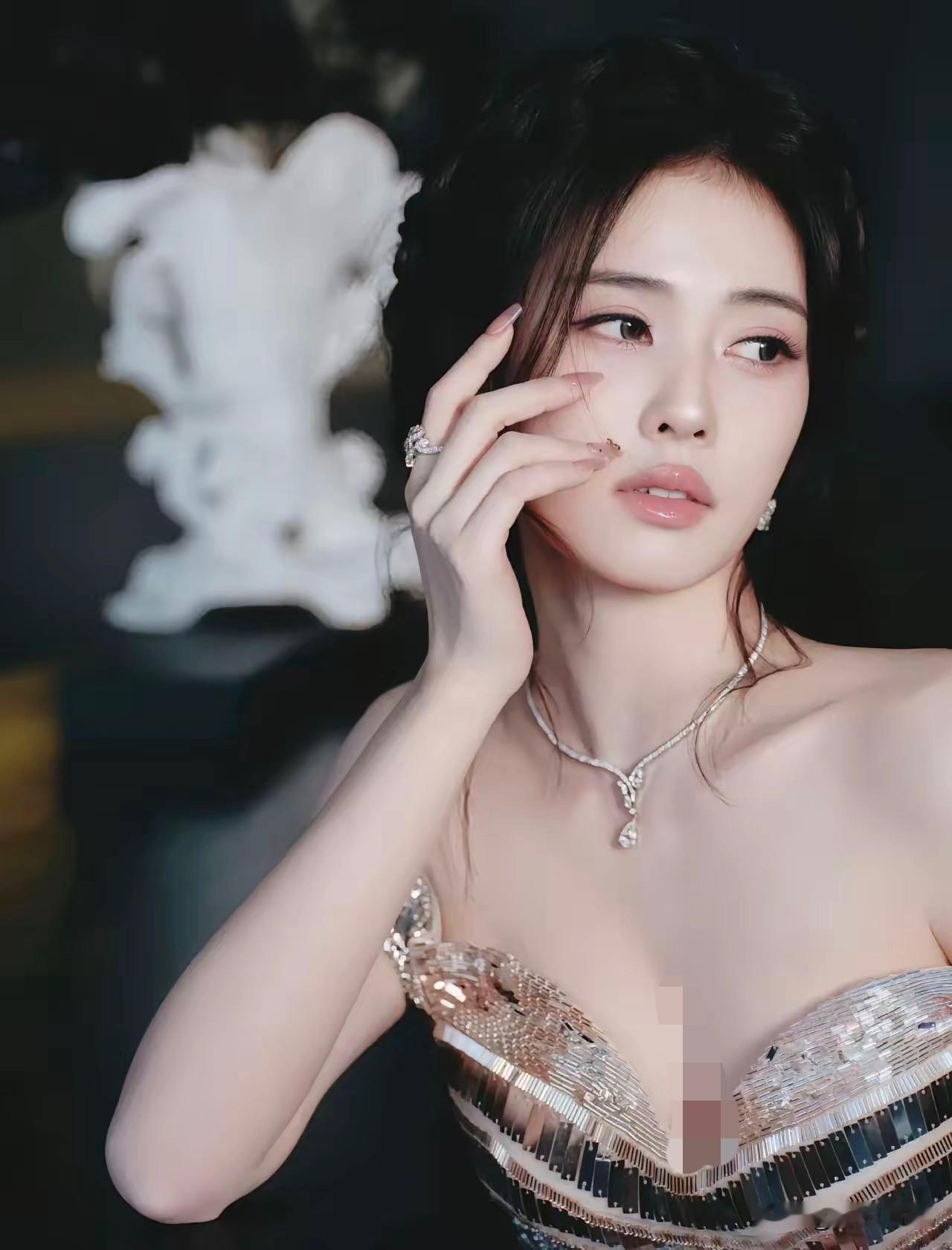 32岁的白鹿只要不触犯法律，有没有演技已经无所谓，因为她最大的优势不是美貌，