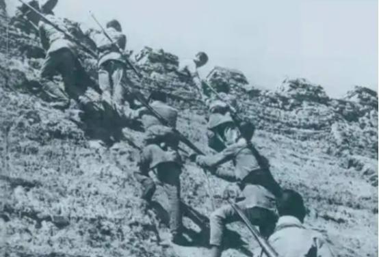 1947年，解放军久攻不下狮脑山，一到夜里，山上还传来小孩哭声，侦察兵冒险摸上山