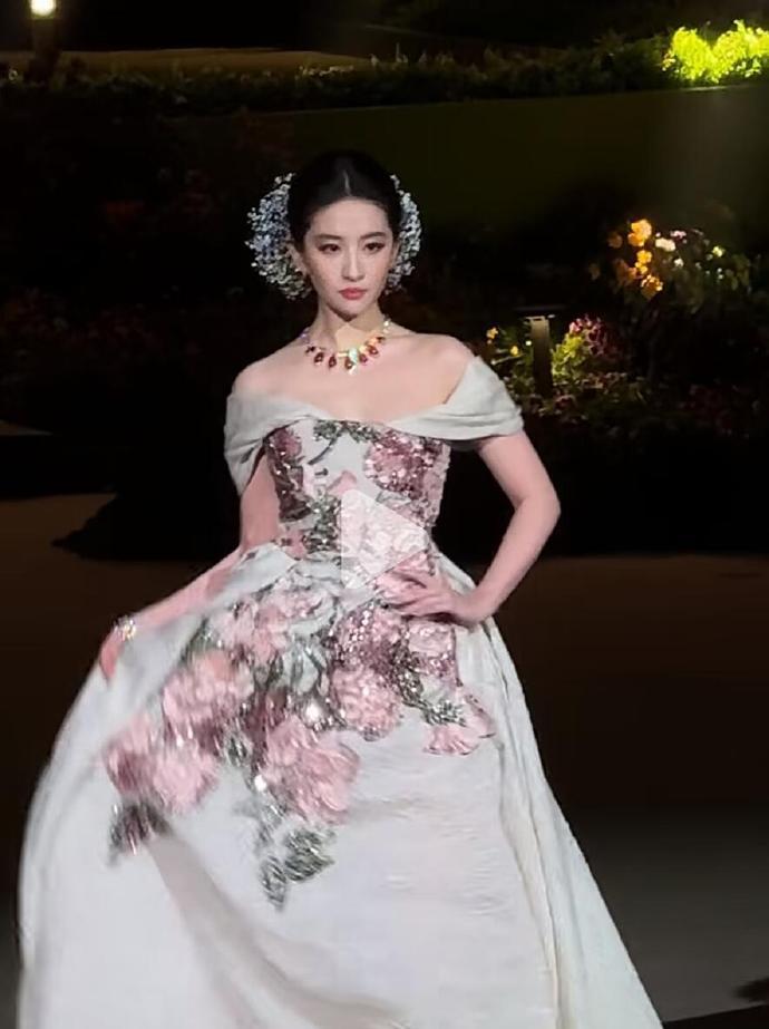 我竟然在对着一堆糊糊的刘亦菲犯花痴….