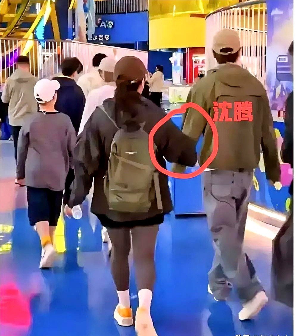 沈腾和王琦游乐场牵手被偶遇。全程没啥黏糊糊的甜蜜感，沈腾走在那甚至显得有点“空”。不少网友感慨这才是