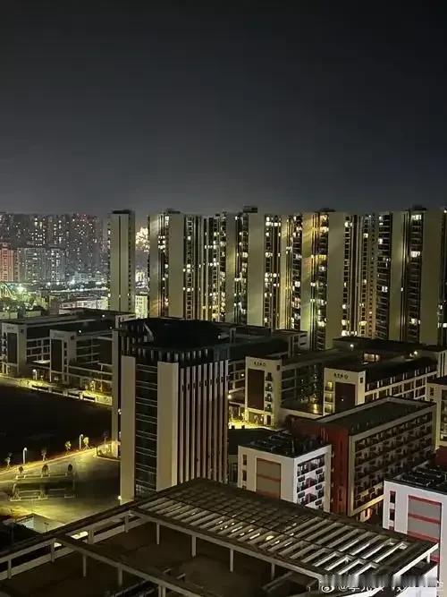 一位房产专家说：“现在买房子你就记住四点，一、在最贵的地方买最便宜的房子，二、