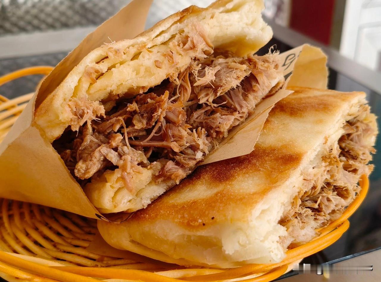 西安艳阳天西府饭店保留了近200个地道西府小吃，是保留西府小吃最多的饭店一句话介