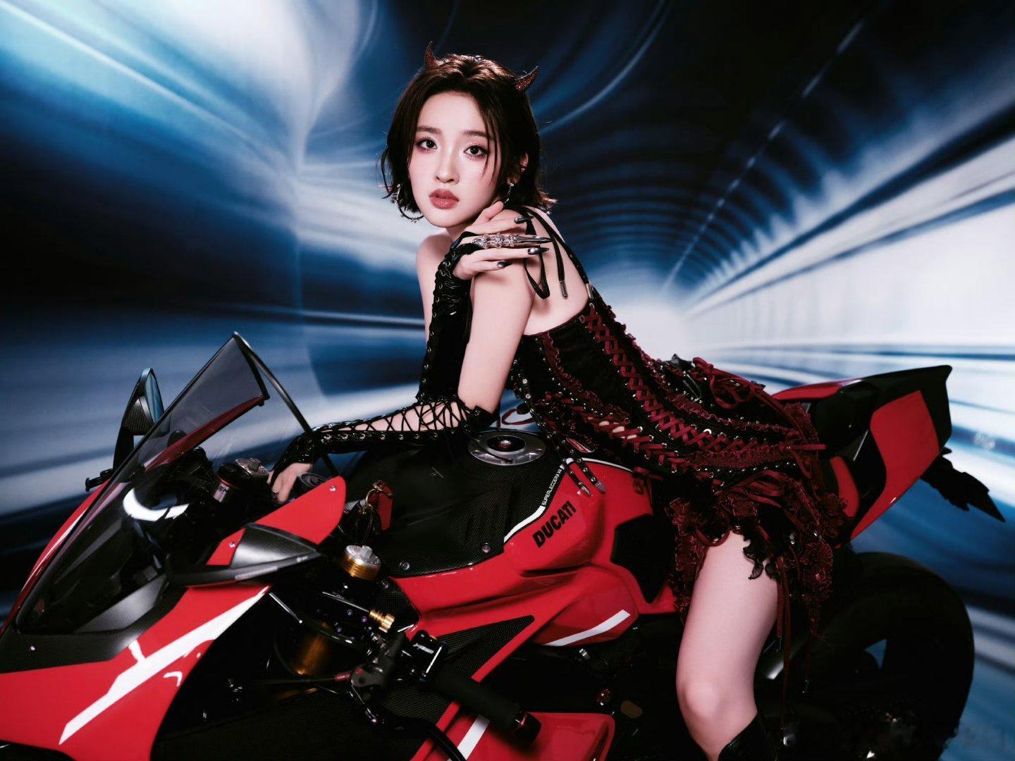 这样的祺贵人朕从未见过杜卡迪搭配酷感皮衣，唐艺昕演绎顶配版瓜尔佳氏文鸳，褪去古典