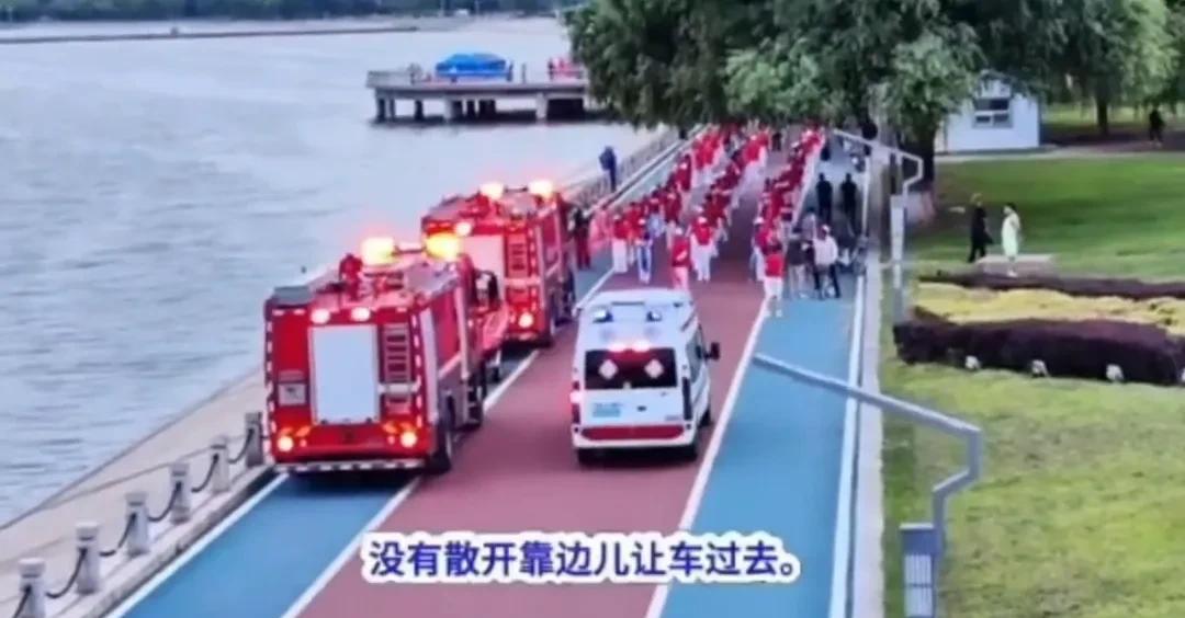 到底是谁给他们胆量跟勇气，信息暴光出来网友们炸天了！近期辽宁老年暴走团真是越来