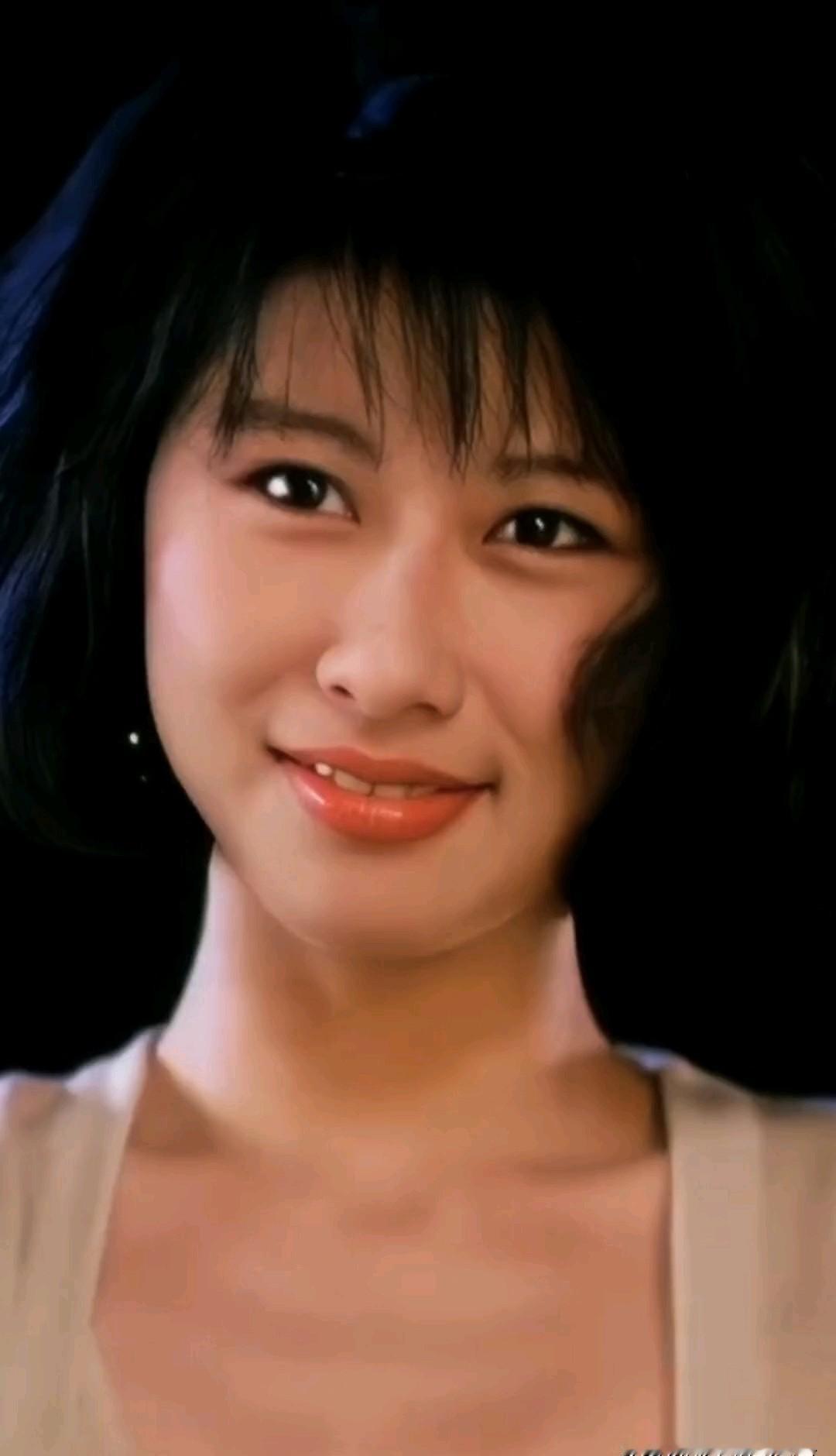 叶倩文的一头白发，扇了多少鼓吹“少女感”的人一记耳光。当别人还在用医美和滤镜，