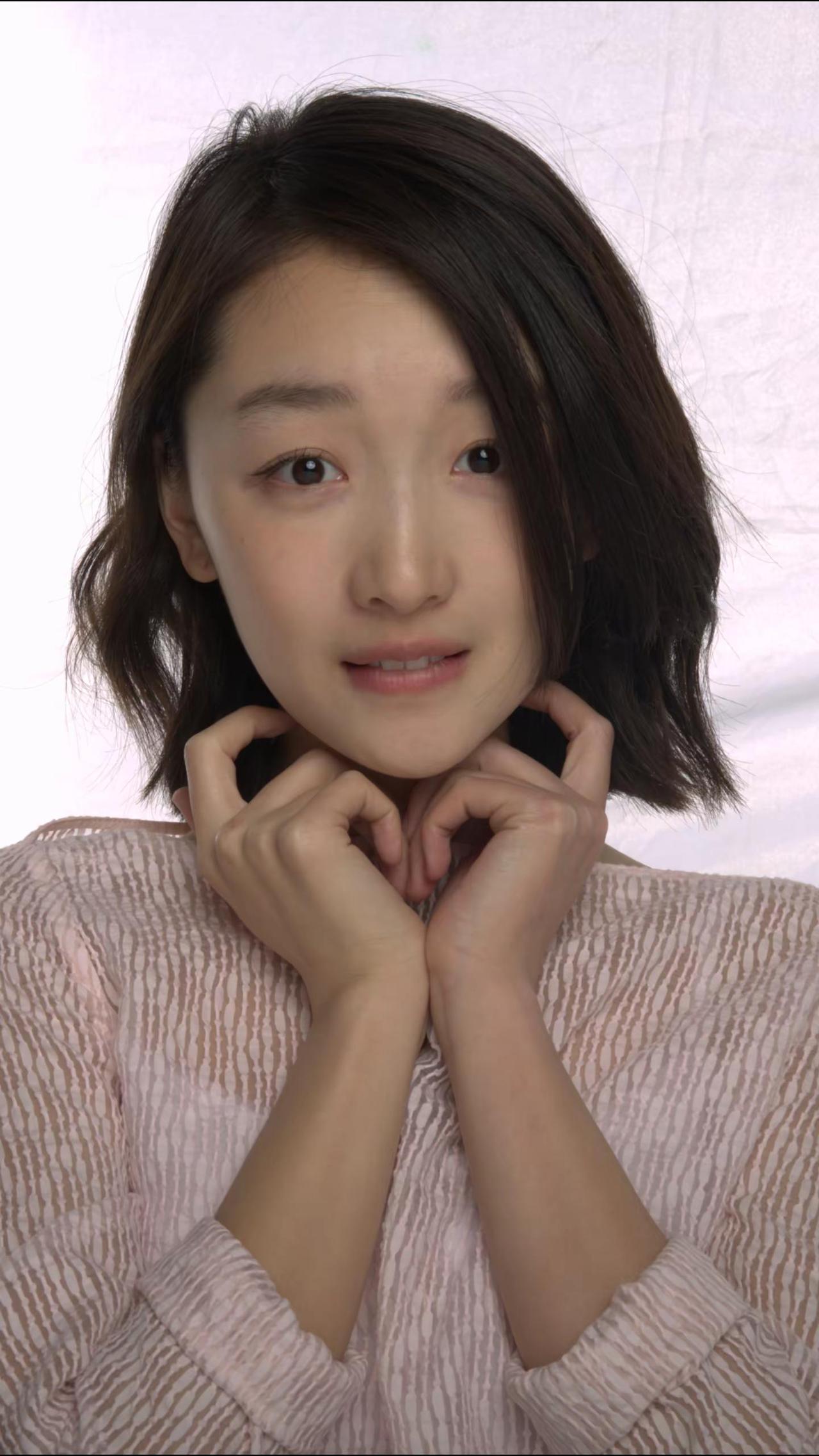 周冬雨定妆棚拍，原相机无美颜。皮肤很顶呀，毫无瑕疵周冬雨明星生图生图即神图