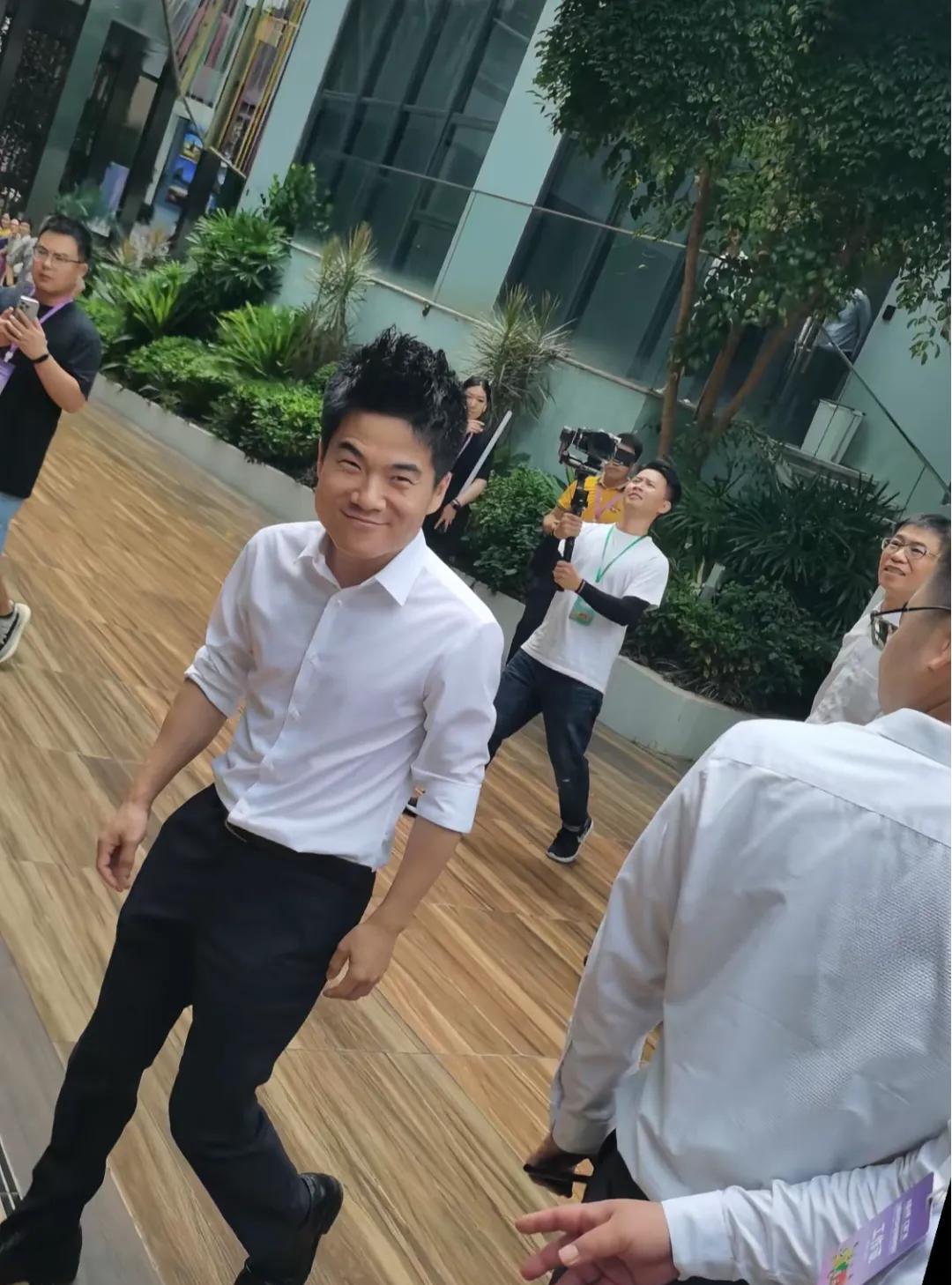 董宇辉广西场听说安保很严，不仅有tj有安保，只要粉丝一靠近就会被驱赶，导致很多“