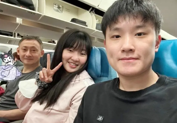 WTT卢布尔雅那球星挑战赛开赛在即，张本智和在自己的社交账号上，晒出一张和父亲及