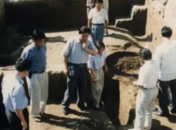 1972年，考古学家在内蒙古发现一座清朝古墓，他们将墓穴里的棺材打开后，所有人都