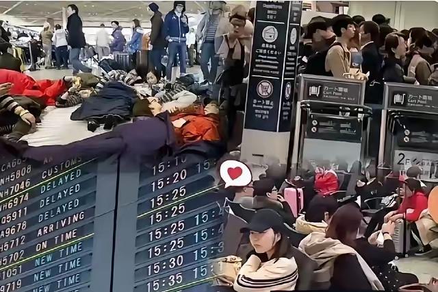 国家提醒当耳旁风，赴日游客机场打地铺啃咸菜最近在日本成田机场，看到不少国