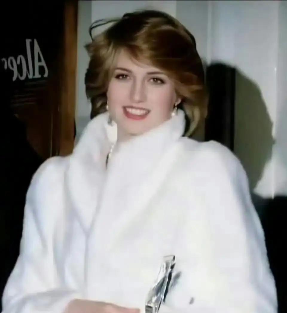 太扎心了，为啥戴安娜如此美若天仙，查尔斯偏偏爱又老又丑的卡米拉？戴安娜年轻