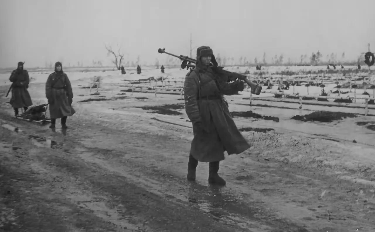 这种反坦克步枪常在苏联电影中出现。比如1975年的经典苏联二战老电影《他们为祖国