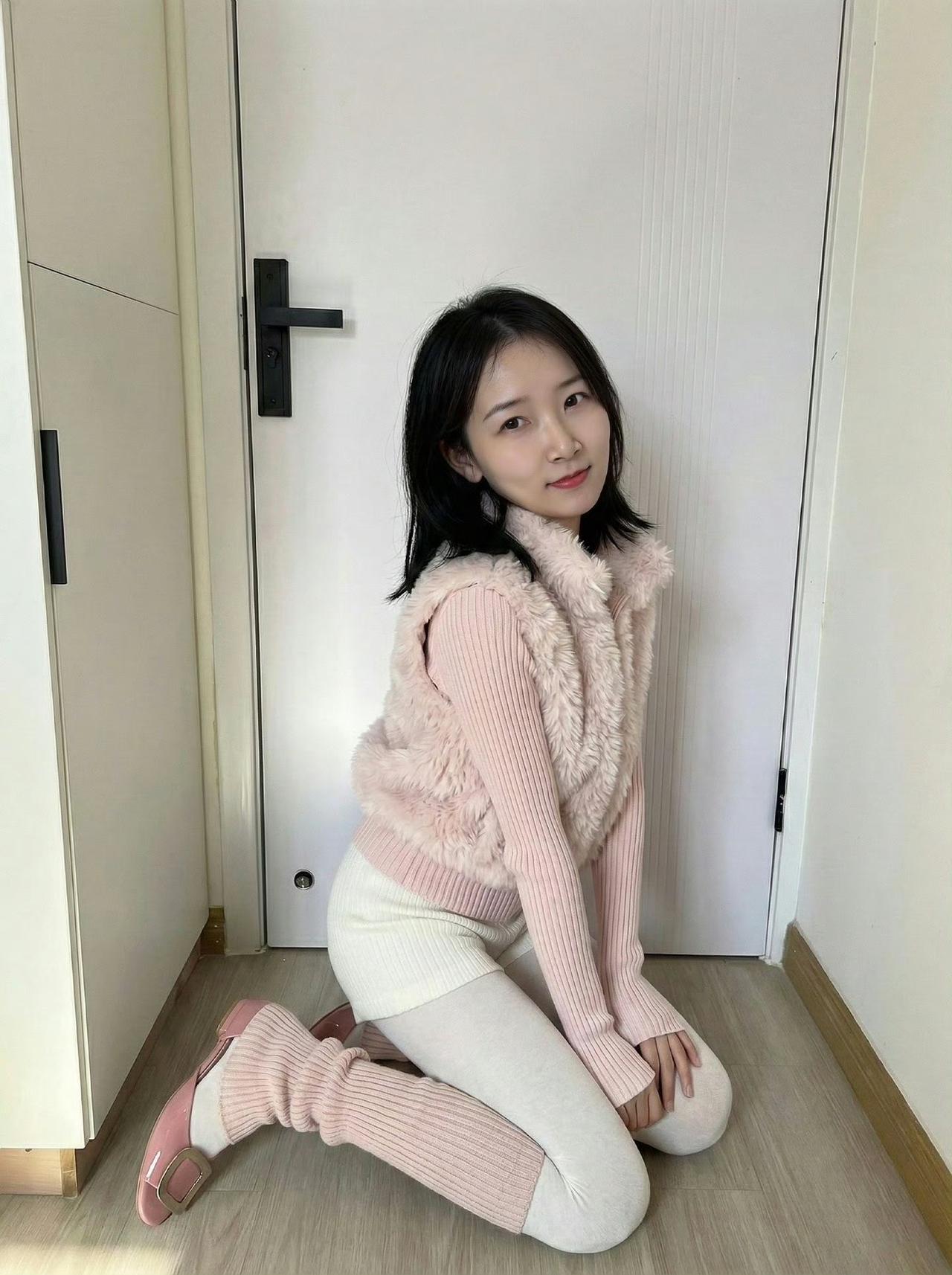 这套穿搭是软萌温柔的粉白搭配，把毛绒质感与甜美元素融合。粉色毛绒马甲+同色系针织
