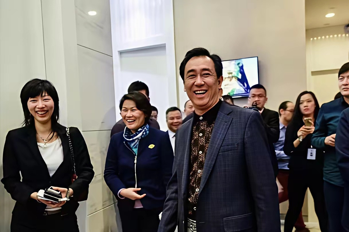 当年许家印出席活动时的一幕，前呼后拥，春风得意，就连身旁的美女们也笑得非常灿烂。