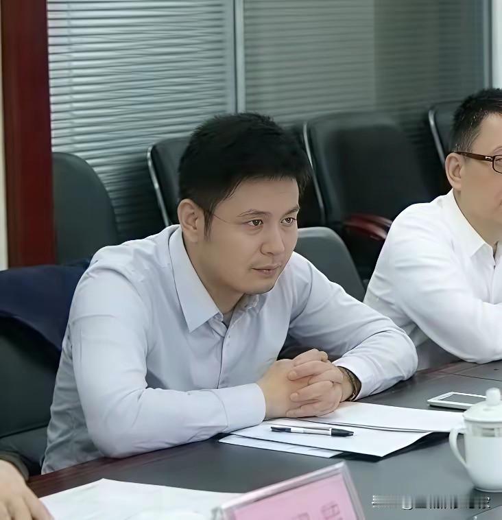 易公子，不到30岁就坐上券商总裁助理。斯文大学生外表，气场极强、话少霸道，员工眼