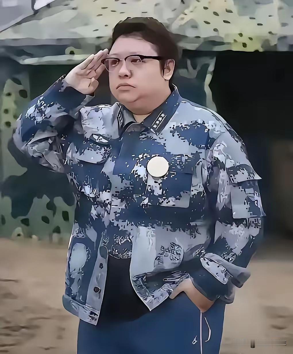 军队文艺工作者，首先是战士文艺兵，即便你是团长副团长，你和普通娱乐圈艺人是有本质
