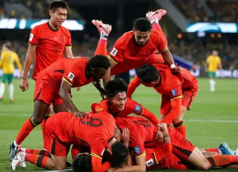 国足躺赢的历史面临断绝国足挨骂几十年，一直在躺赢，不管国人怎么骂，球迷怎么失