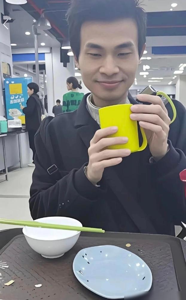 他常被目击吃青菜、豆腐配米饭，很少吃荤食，有时只吃白米饭说真的，活了大半辈子