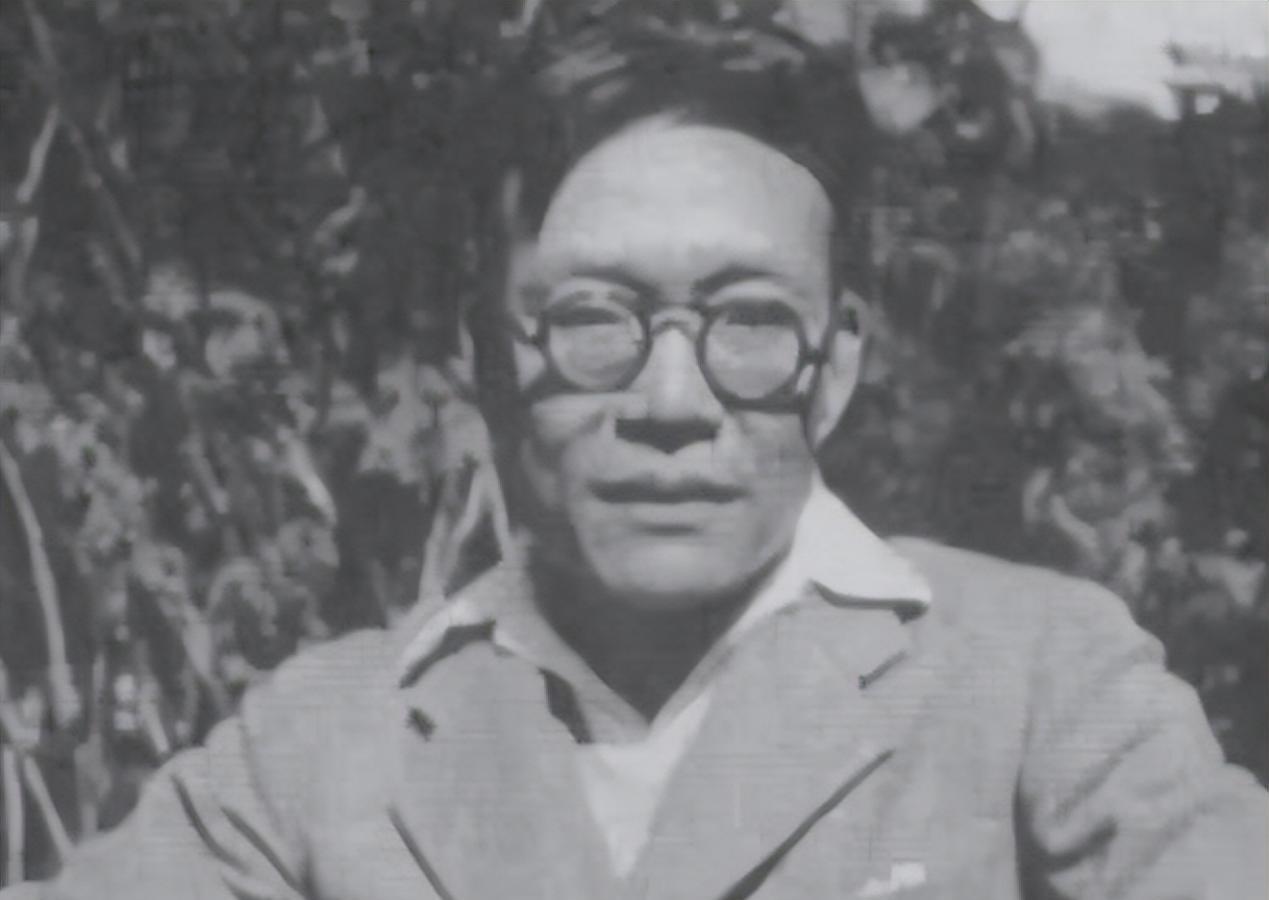 1984年初秋，北京，梁从诫站在八宝山墓园门口，捧着金岳霖的骨灰，犹豫片刻，低声